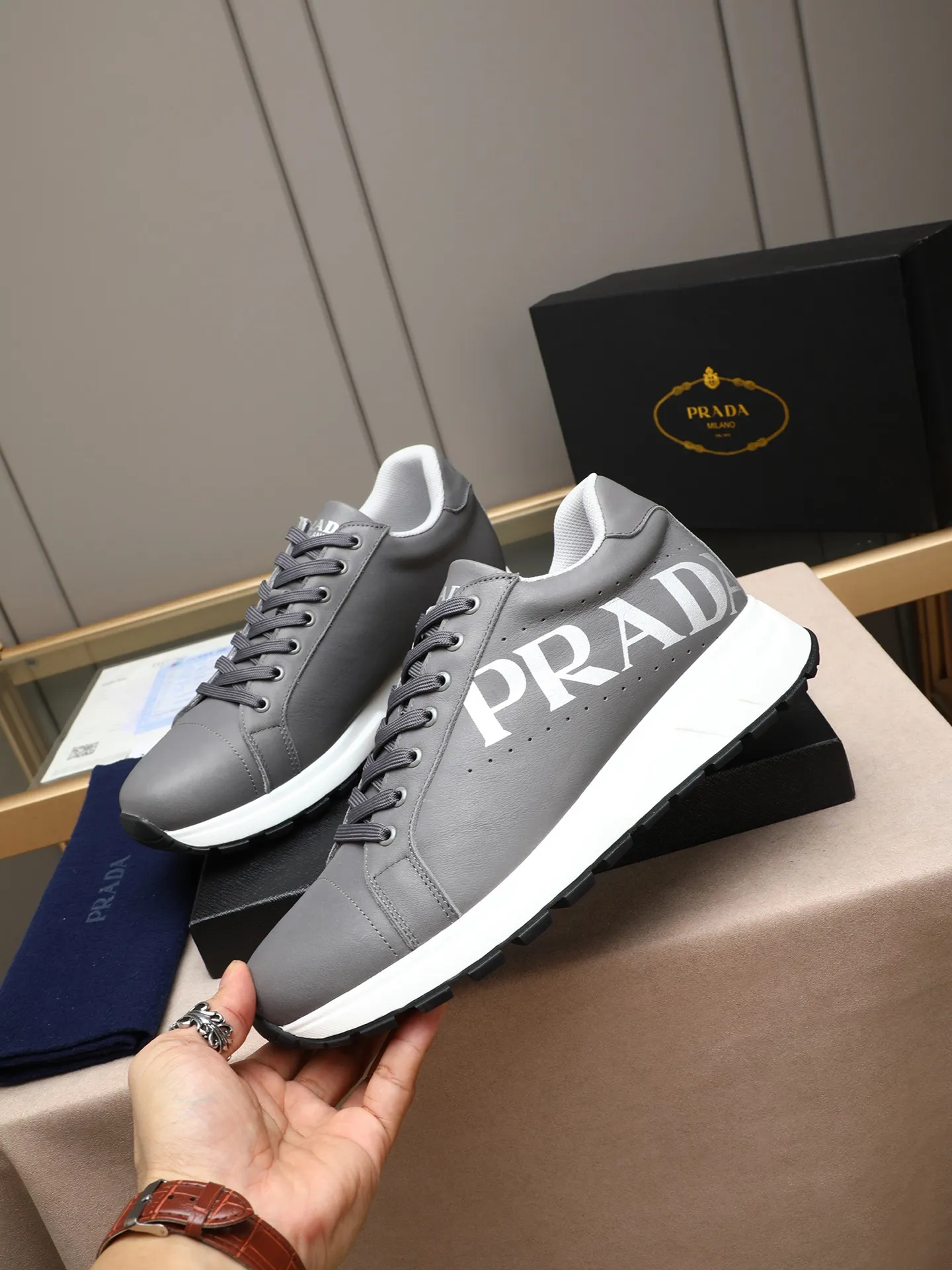 Men's shoes 💰460 PRADA's new model is on the market, the picture above is a must-sell! Fashionable casual men's shoes, trendy and versatile, relaxed and sporty style, imported cowhide leather uppers 3D printed and ultra-fine workmanship. Light and comfortable on the feet, available in 5 colors! 38-44(45 customized)